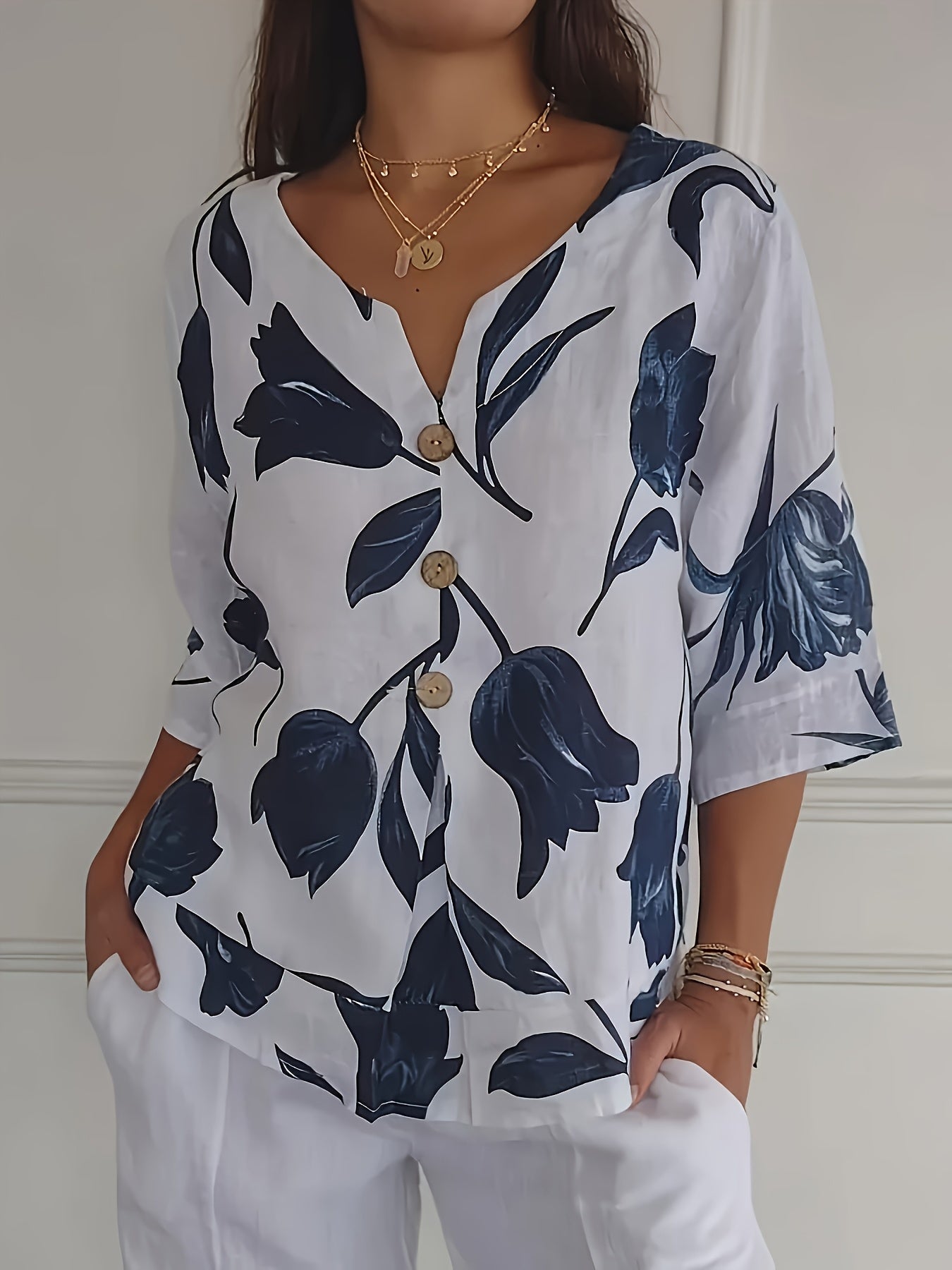 Flaira™ - Blouse met V-hals en knoopjes