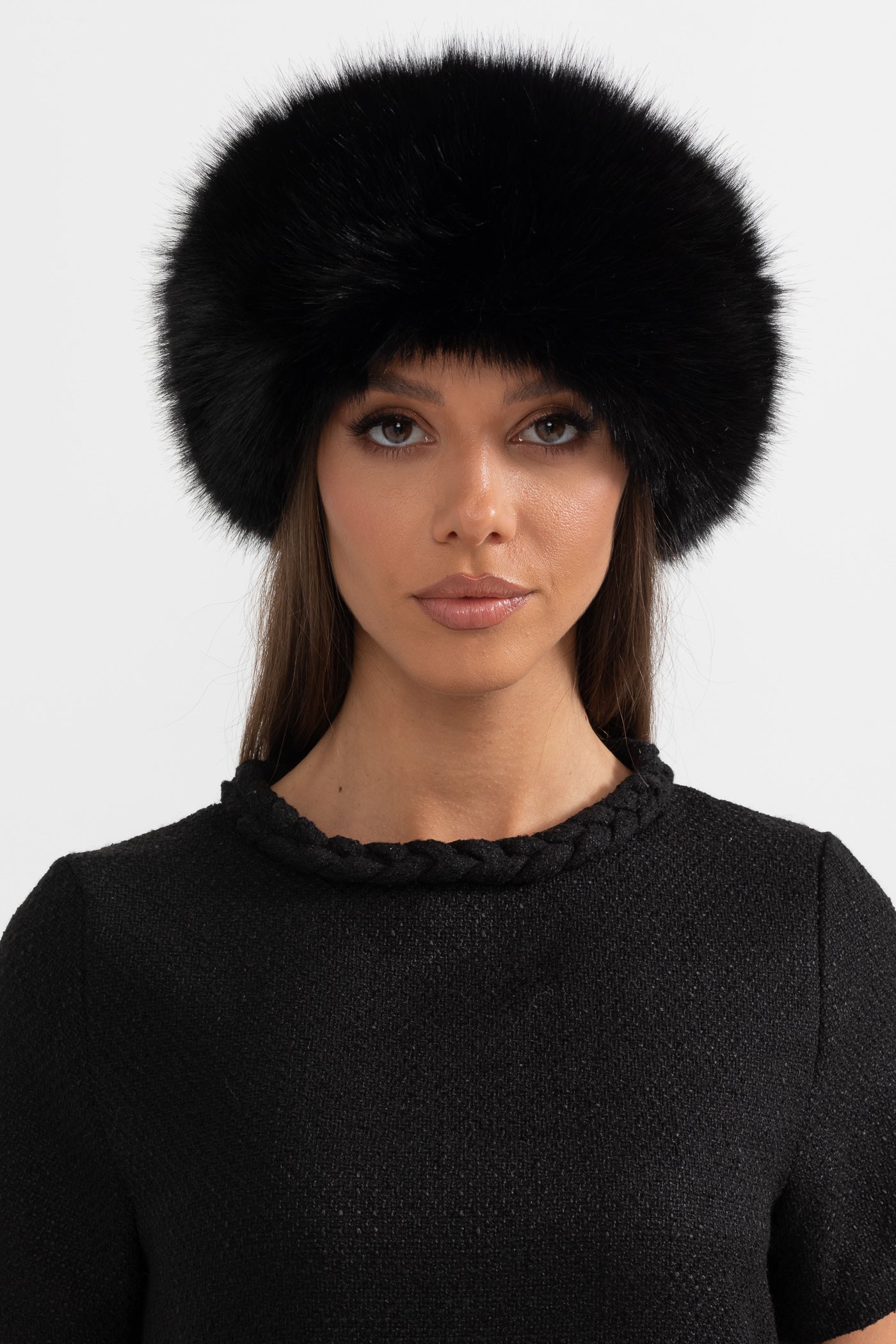 NoireLuxe™: Zwarte Furry muts met Brede Rand