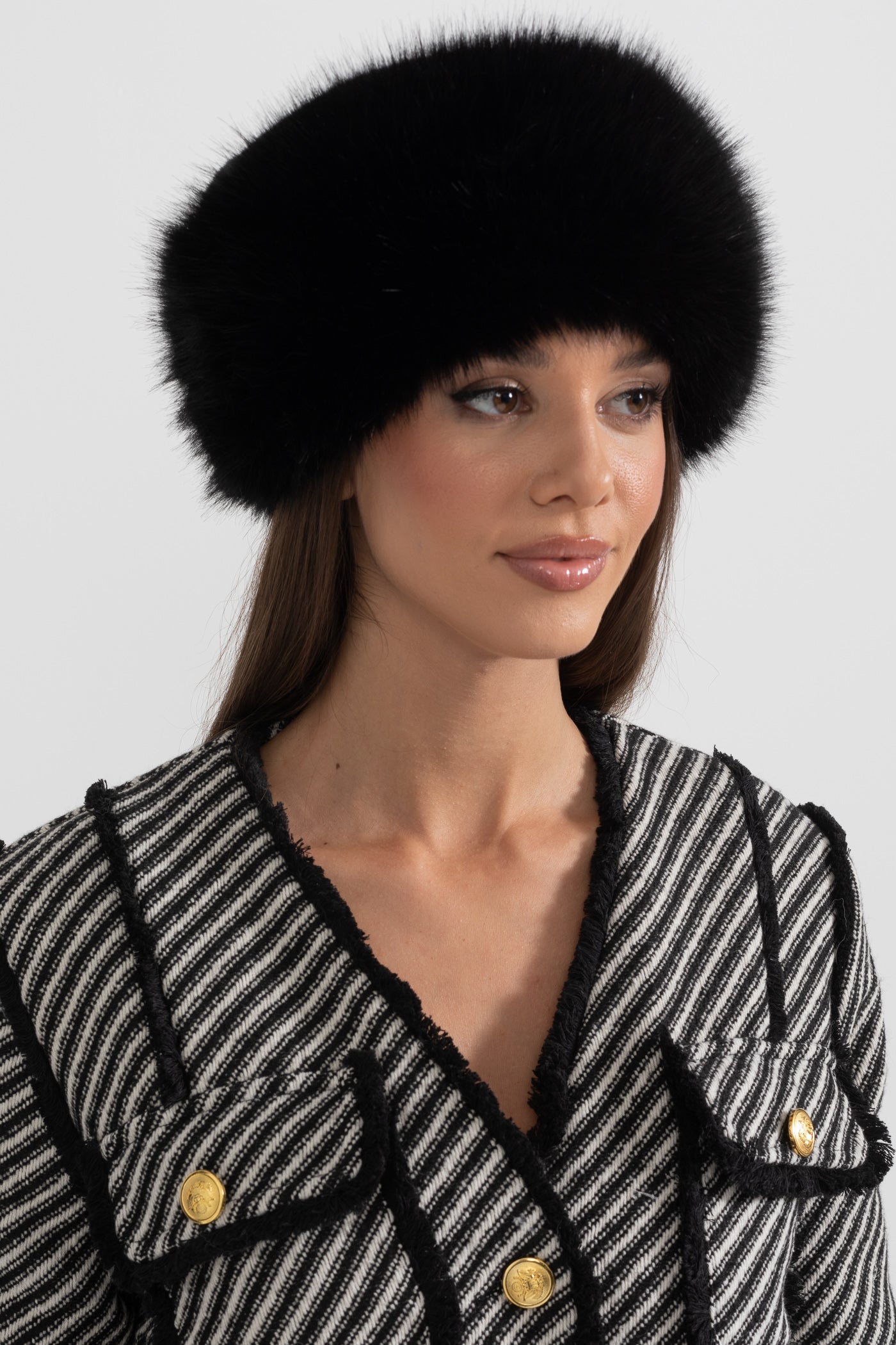 NoireLuxe™: Zwarte Furry muts met Brede Rand
