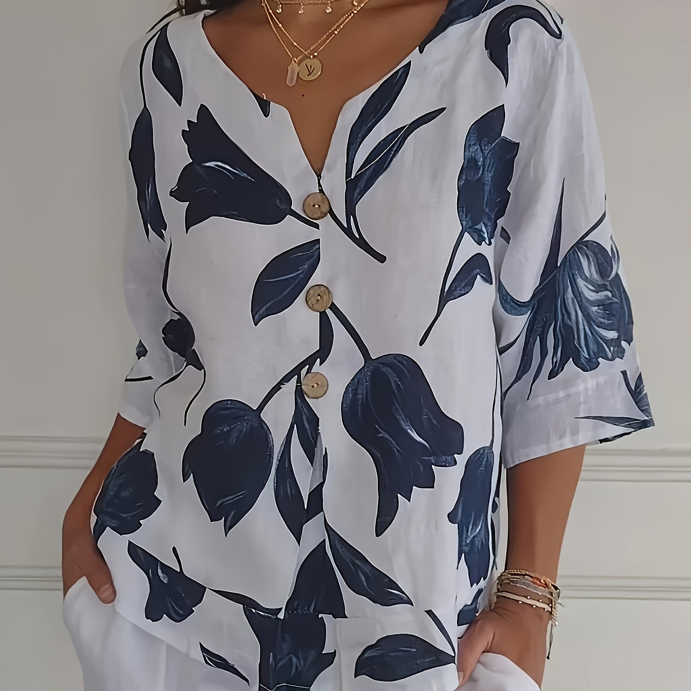 Flaira™ - Blouse met V-hals en knoopjes